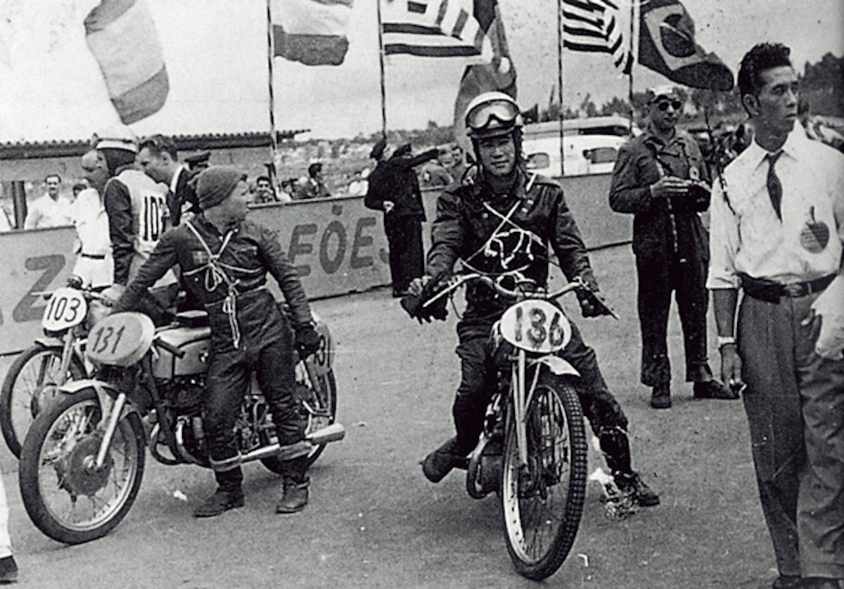 1954年，大村美樹雄參加了一場在巴西聖保羅舉辦的比賽(車號136)，是二戰後第一次有日本人騎著日本車在國際性比賽中亮相